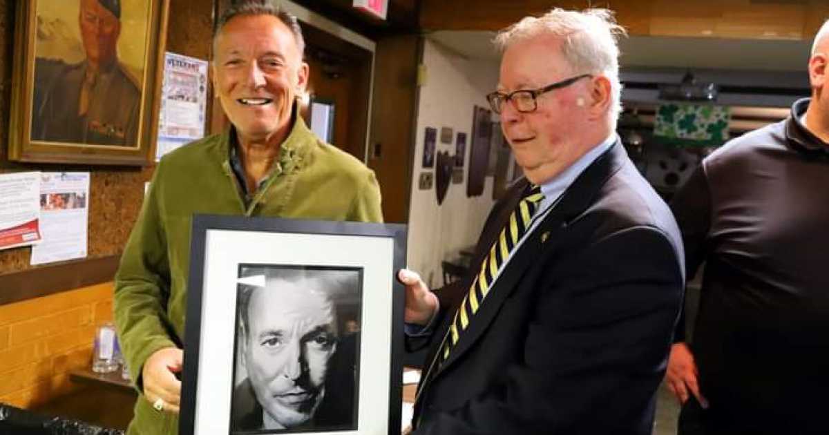 Bruce Springsteen riceve il ritratto creato dall'andriese Paola: �Oh wow, sono io�